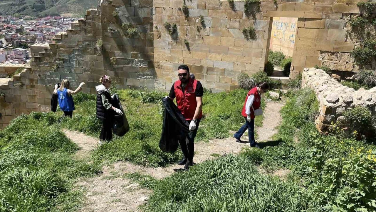 Tarihi Bayburt Kalesi’nde çevre temizliği yapıldı