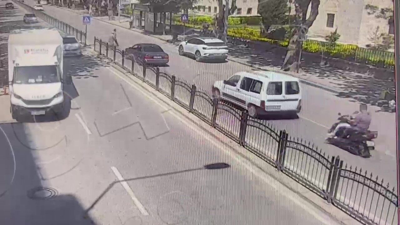 Telefona bakan motosikletli önünde duran araca çarptı