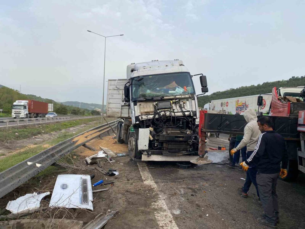 TEM’de sürücüsünün uyuduğu iddia edilen buğday yüklü tır devrildi