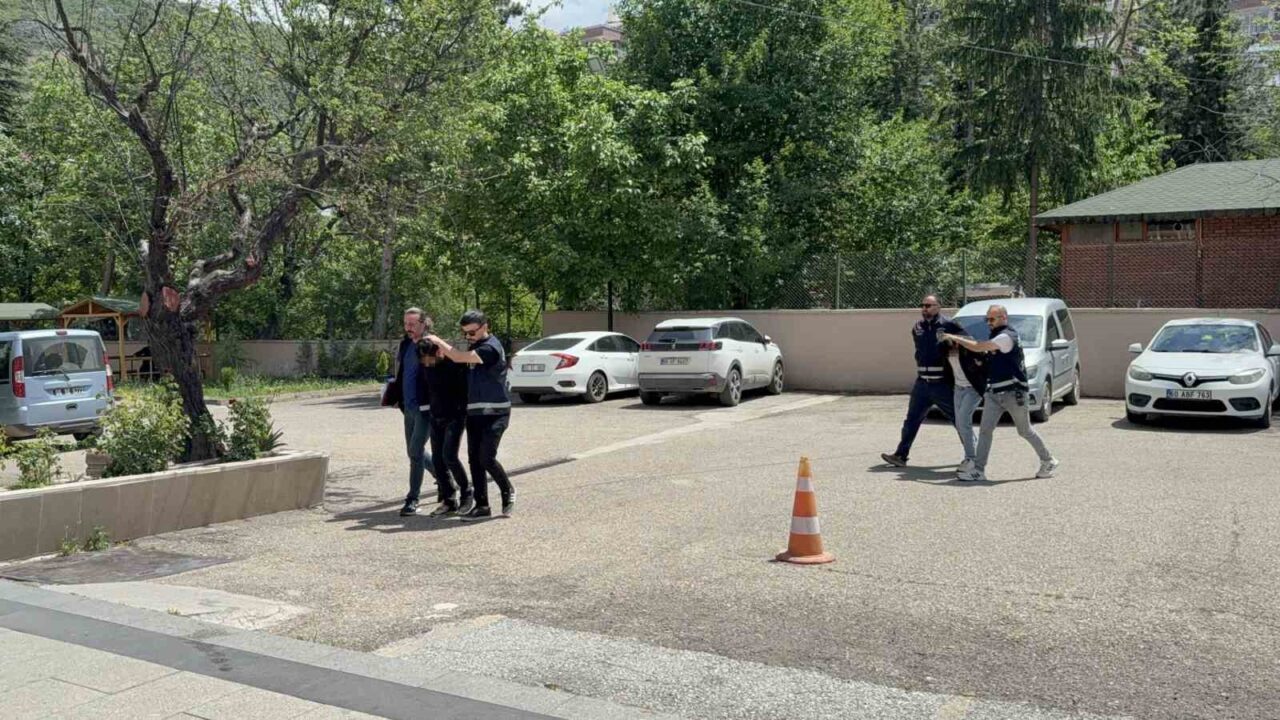 Tokat’ta dövülerek öldürülen kadınla ilgili gözaltı alınan 2 kişi adliyeye sevk edildi