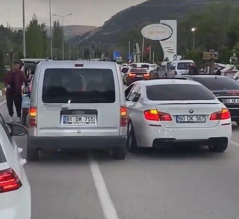 Tokat’ta düğün konvoyunda tehlikeli gelenek