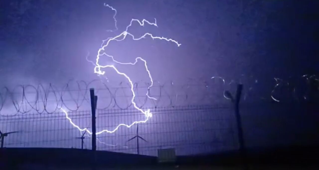 Tokat’ta fırtına nedeniyle ağaçlar devrildi