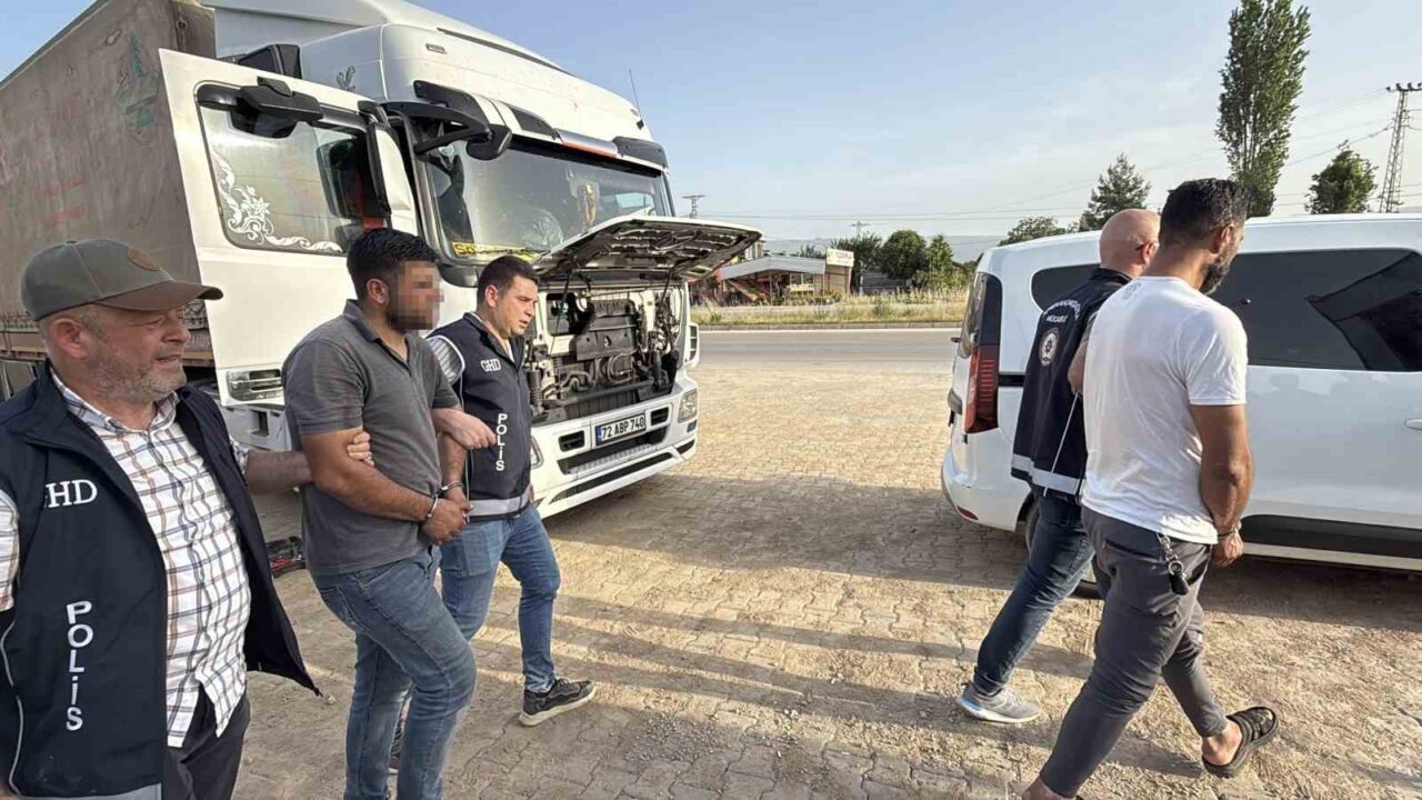 Tokat’ta gümrük mührü kırılmış iki tırda 17 kaçak göçmen yakalandı