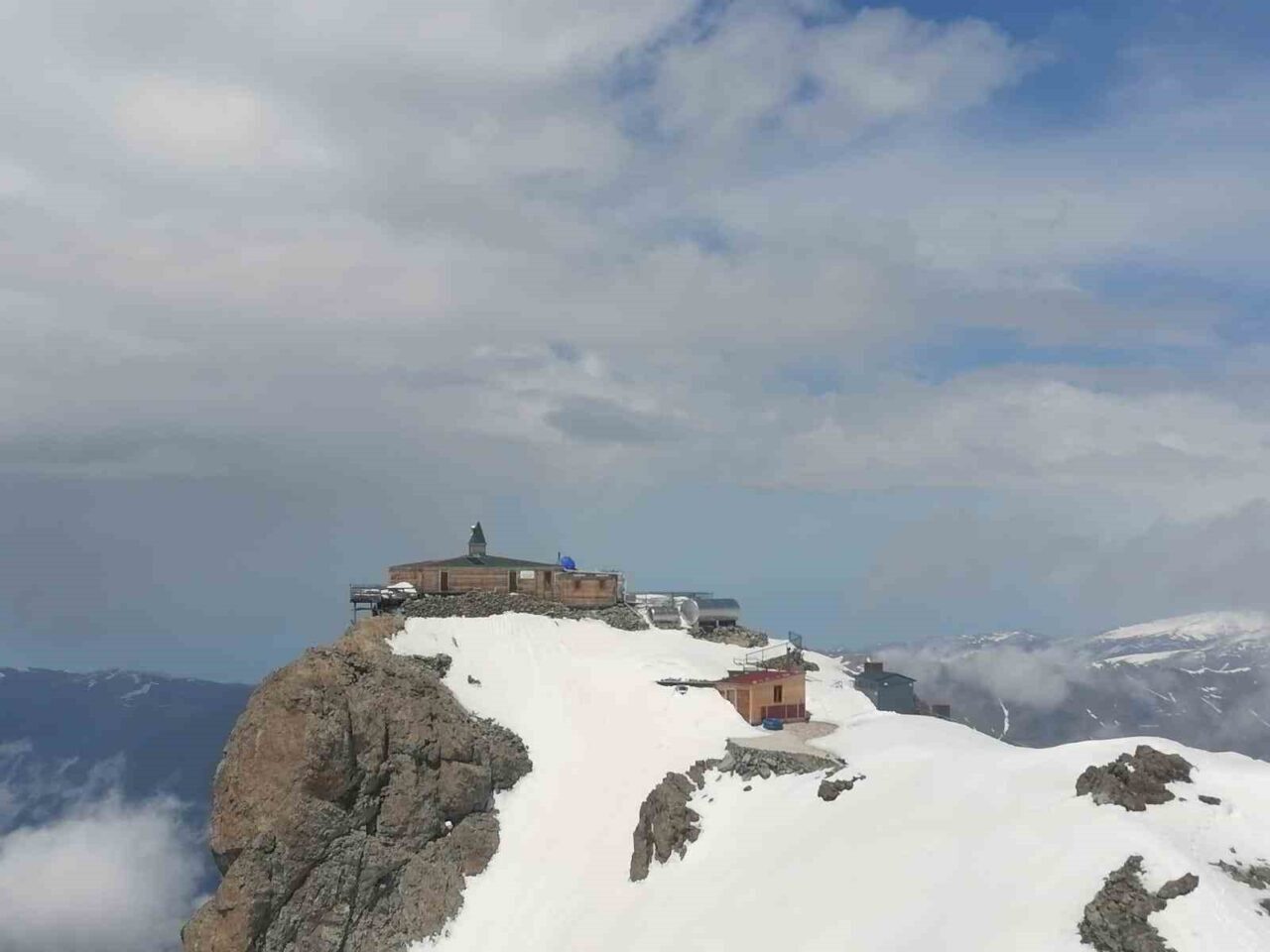 Trabzon’da 3 bin 200 rakımda karla mücadele