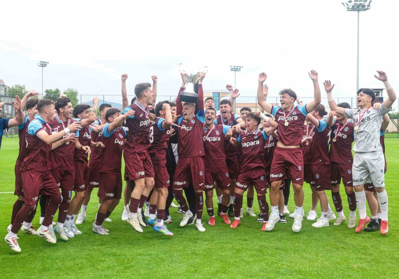 Trabzonspor U19 takımı şampiyonluk kupasını aldı