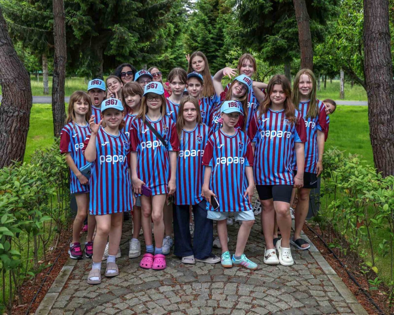 Trabzonsporlu futbolcular Ukraynalı çocuklarla bir araya geldi