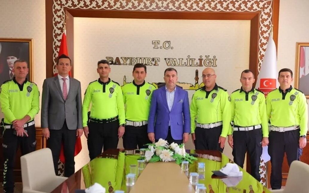 Trafik polisleri başarı belgesiyle ödüllendirildi