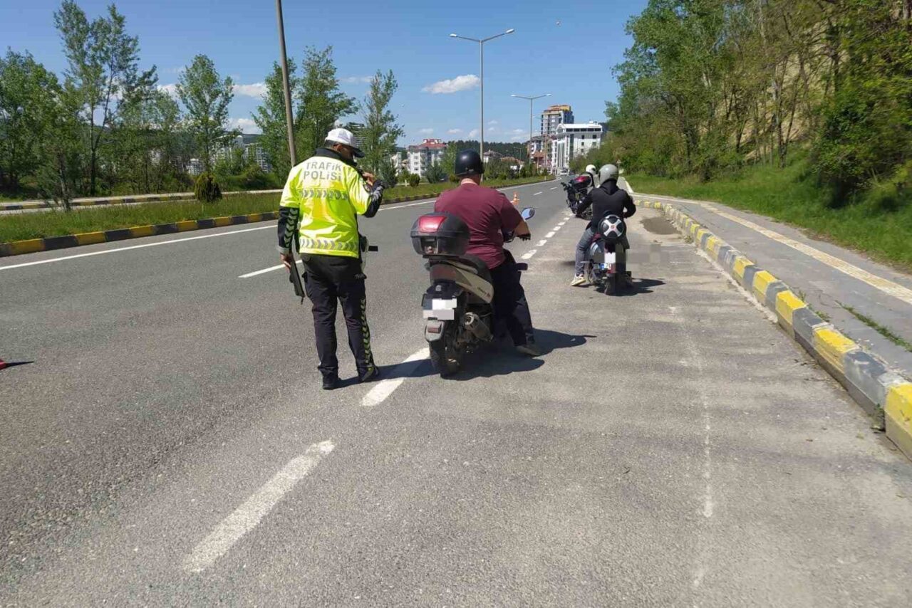Trafikte kazaya davetiye çıkaran motosiklet sürücüsü kamerada