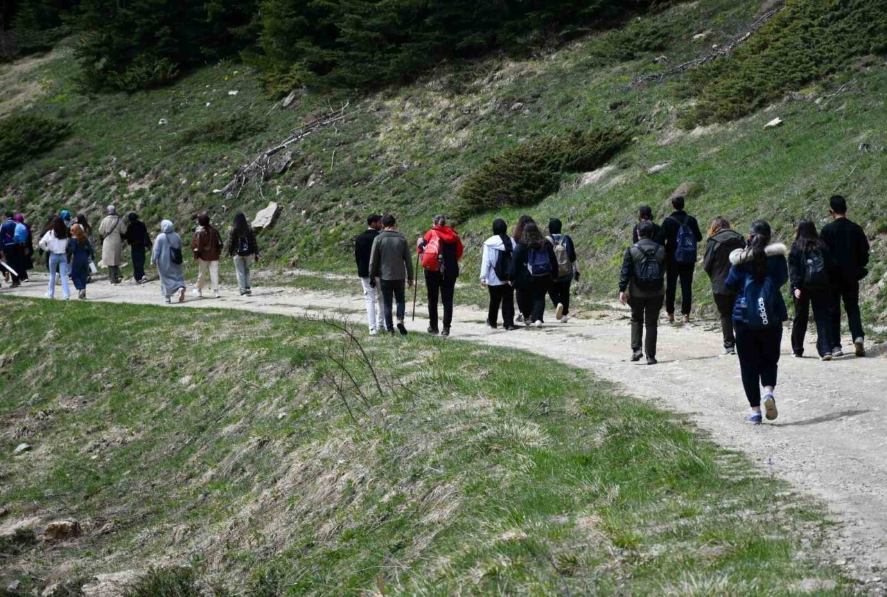 Üniversite öğrencileri dersi Ilgaz Dağı’nda işledi