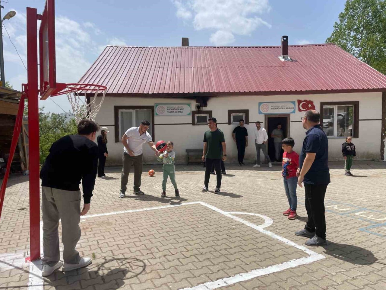 Üniversite öğrencilerinden köy okuluna anlamlı destek