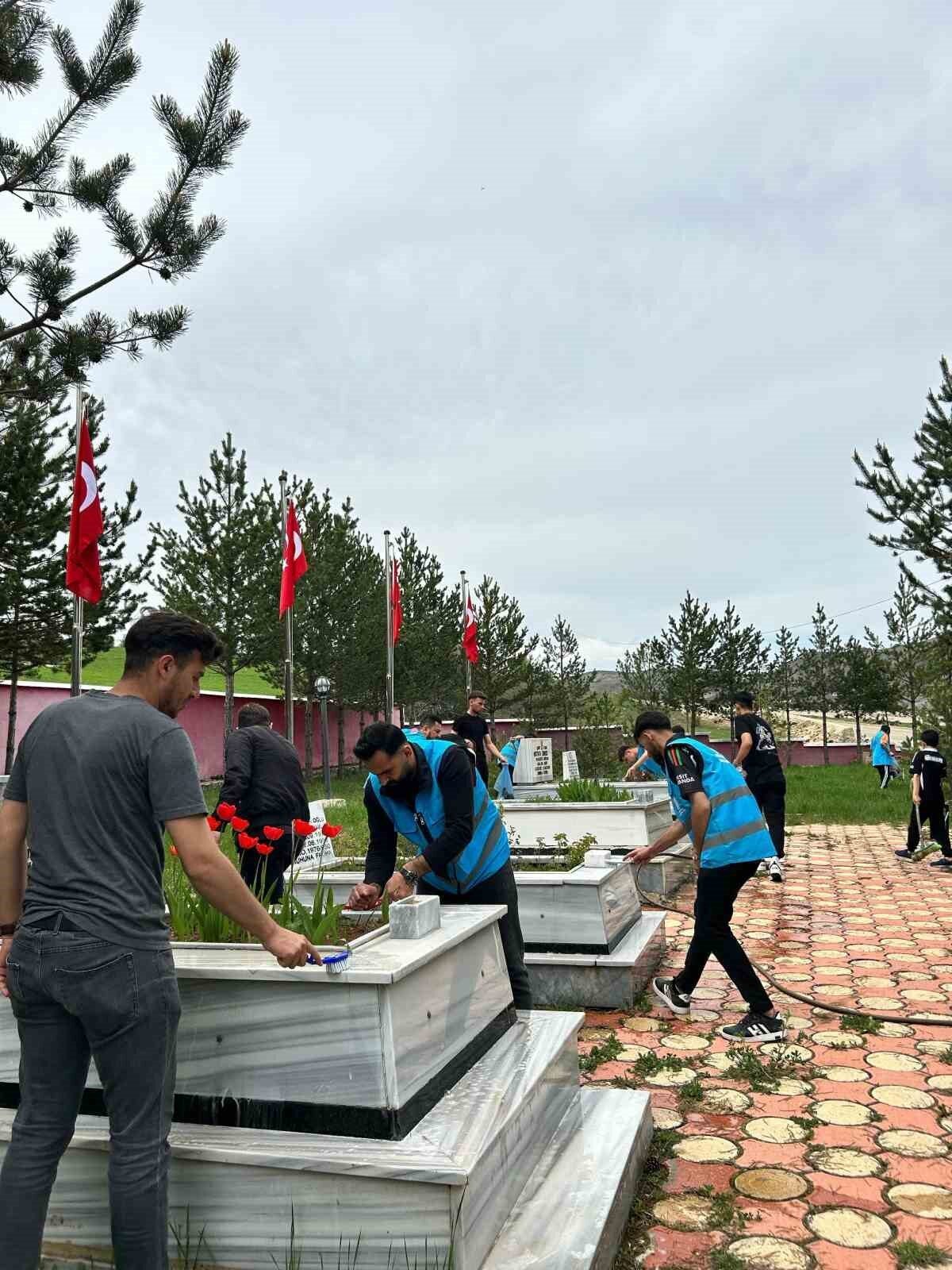 Üniversiteli öğrenciler Alucra Şehitliği’nde çevre düzenleme çalışması yaptı