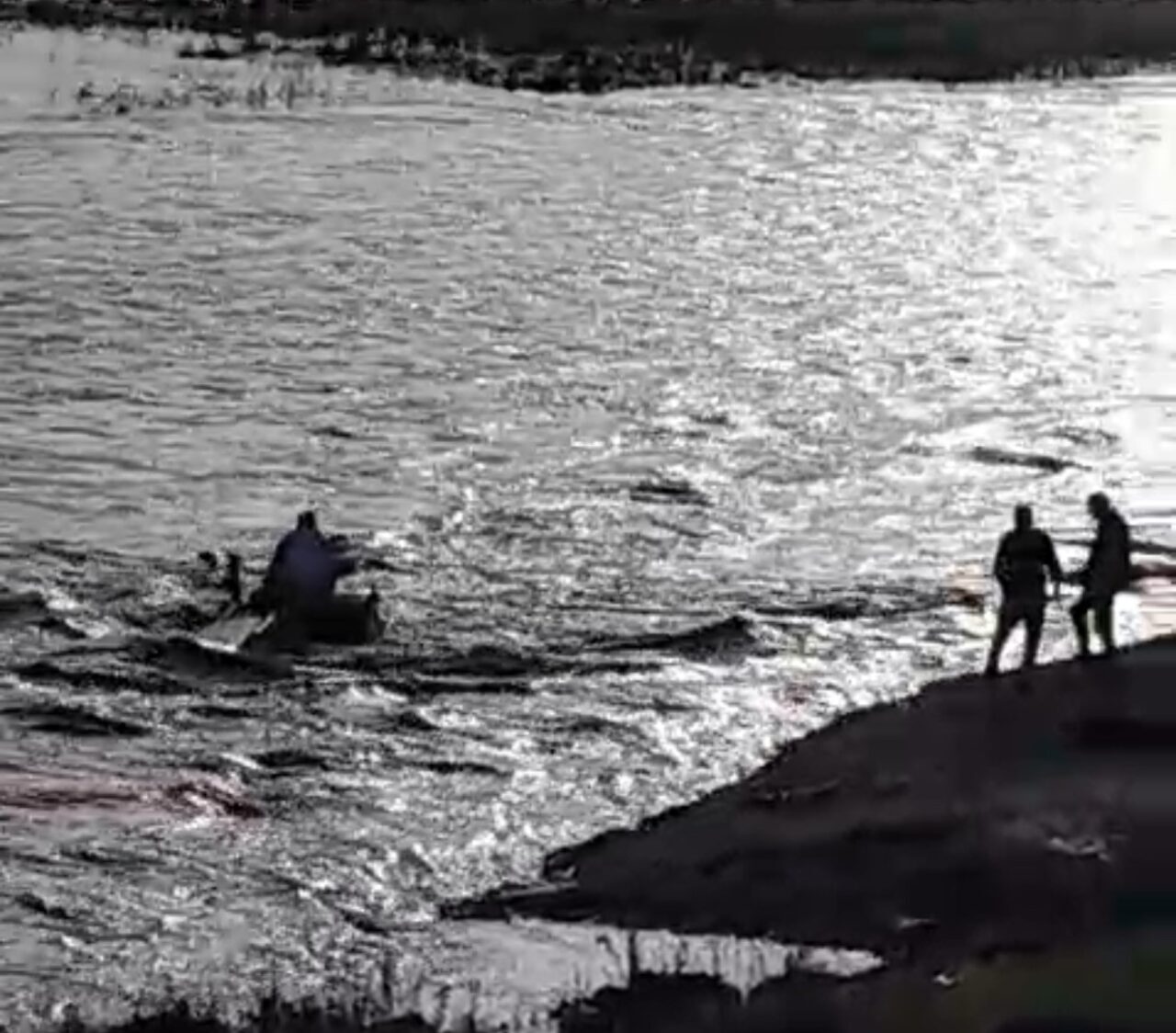 Uyarılara aldırış etmedi, traktörüyle akarsuda mahsur kaldı