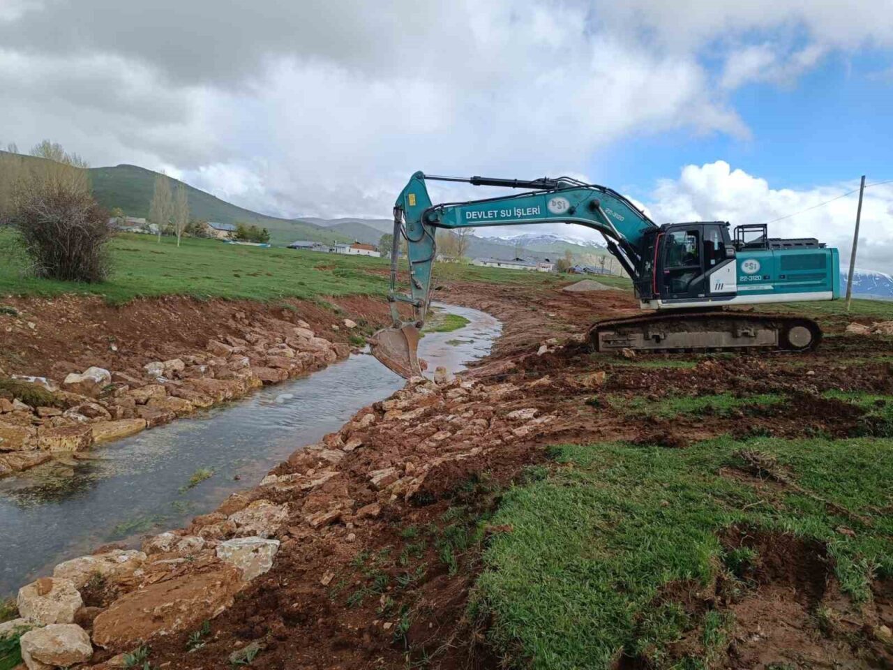 Yaylapınar’da taş tahkimat ve dere yatağı tanzim çalışmaları sürüyor