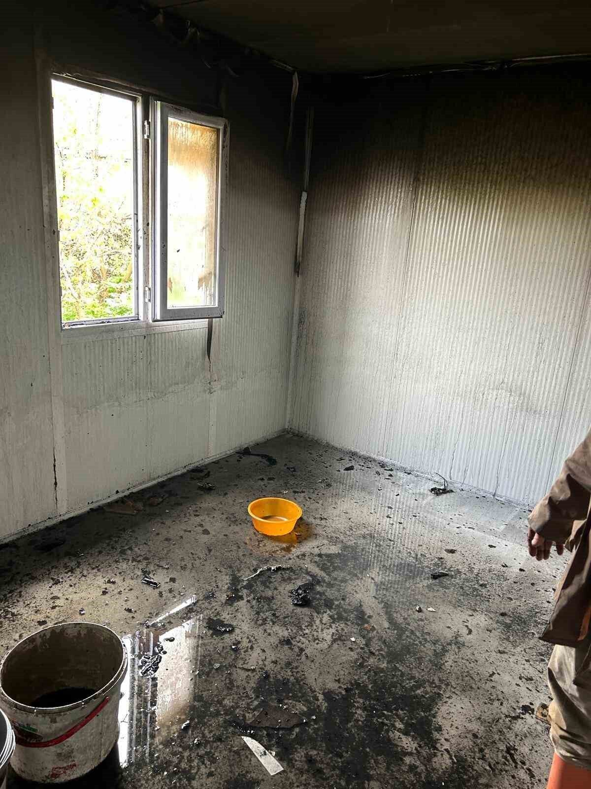 Yıldırım düşen evde yangın çıktı