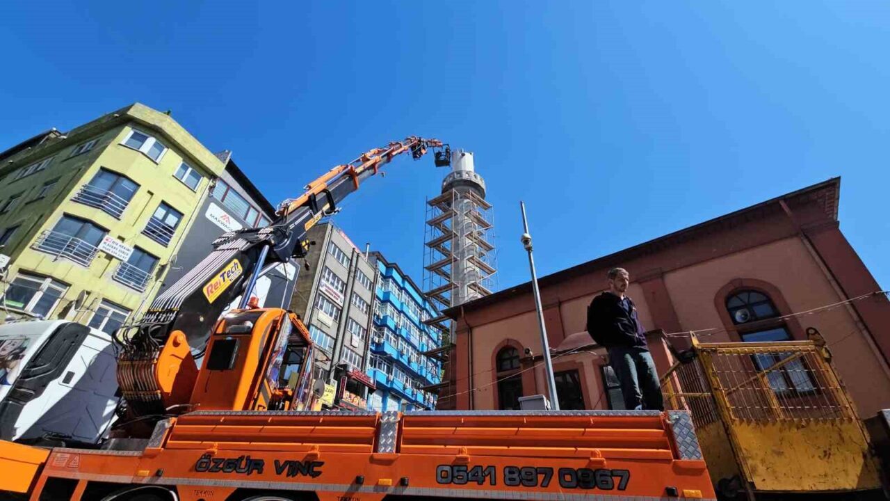 Zonguldak’ta 100 yıllık caminin minaresi risk nedeniyle yıkılıyor