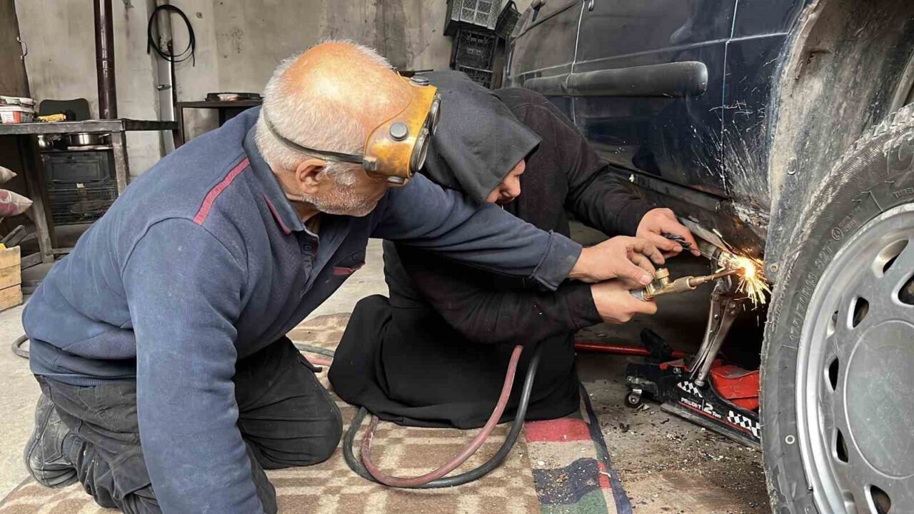 40 yıllık eşinin dağ gibi arkasında durdu: Sanayinin tek kadın çırağı 25 yıldır usta eşine çıraklık yapıyor