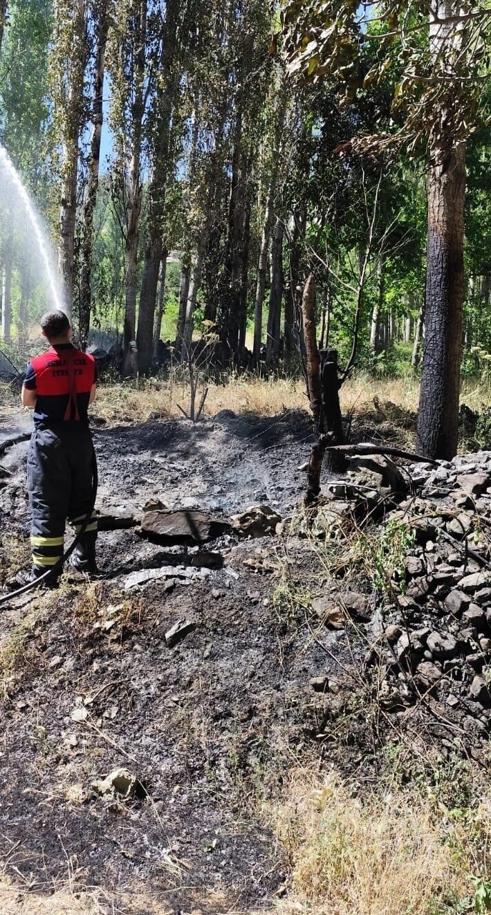 Ağaçlık alandaki örtü yangını söndürüldü