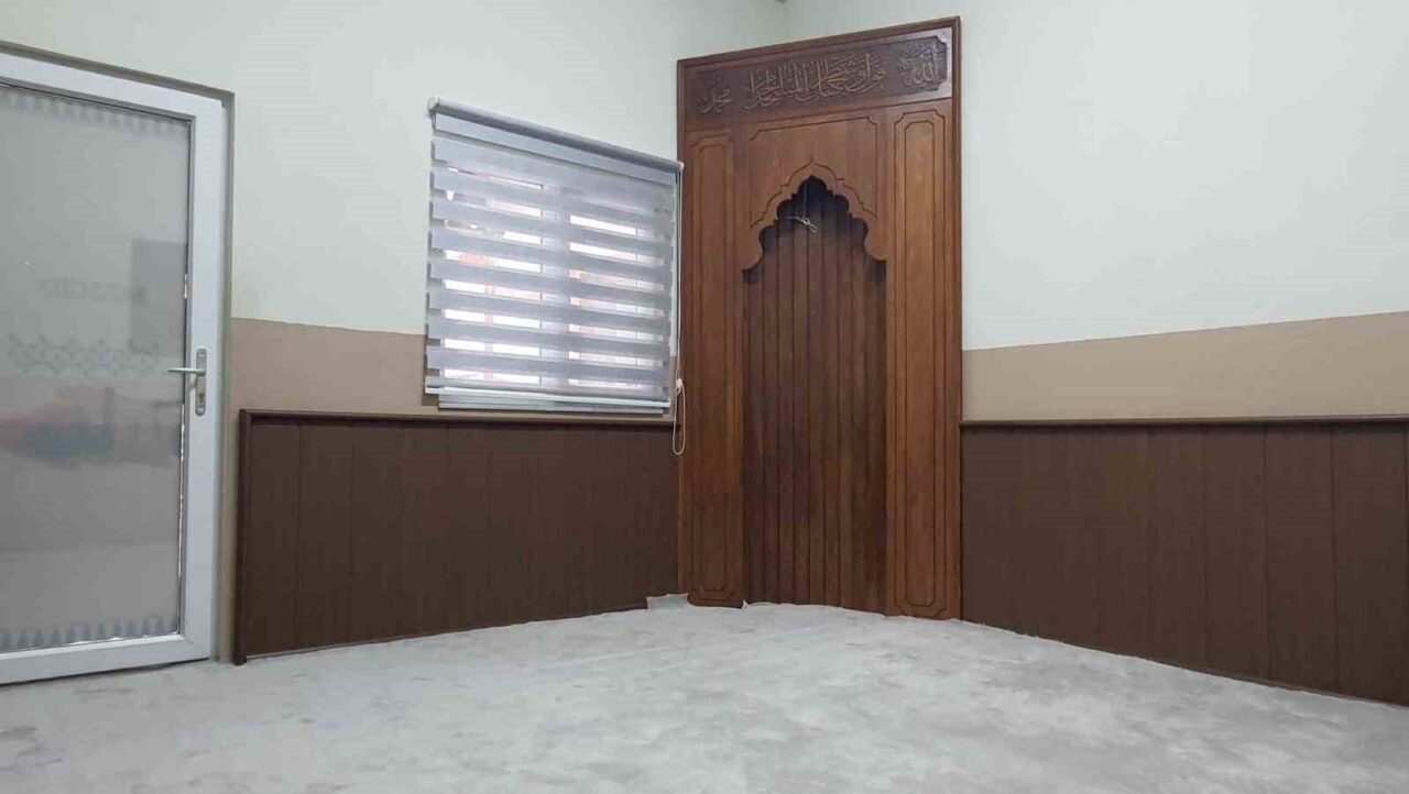 Ahşap oyma ile yenilediler, mescidi bayrama hazırladılar