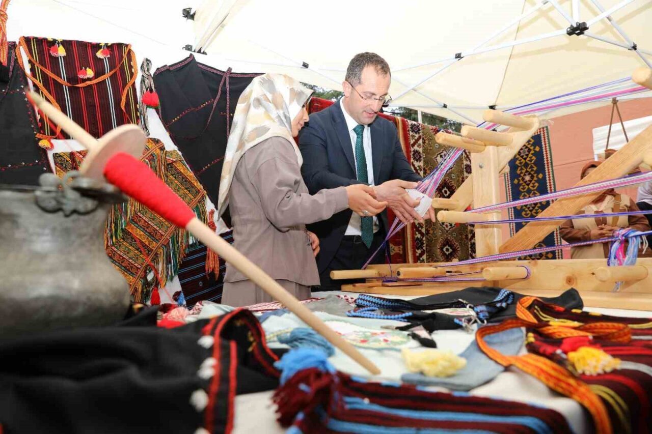 Akçaabat’ta Halk Eğitim Merkezi’nin yıl sonu sergisi beğeni topladı