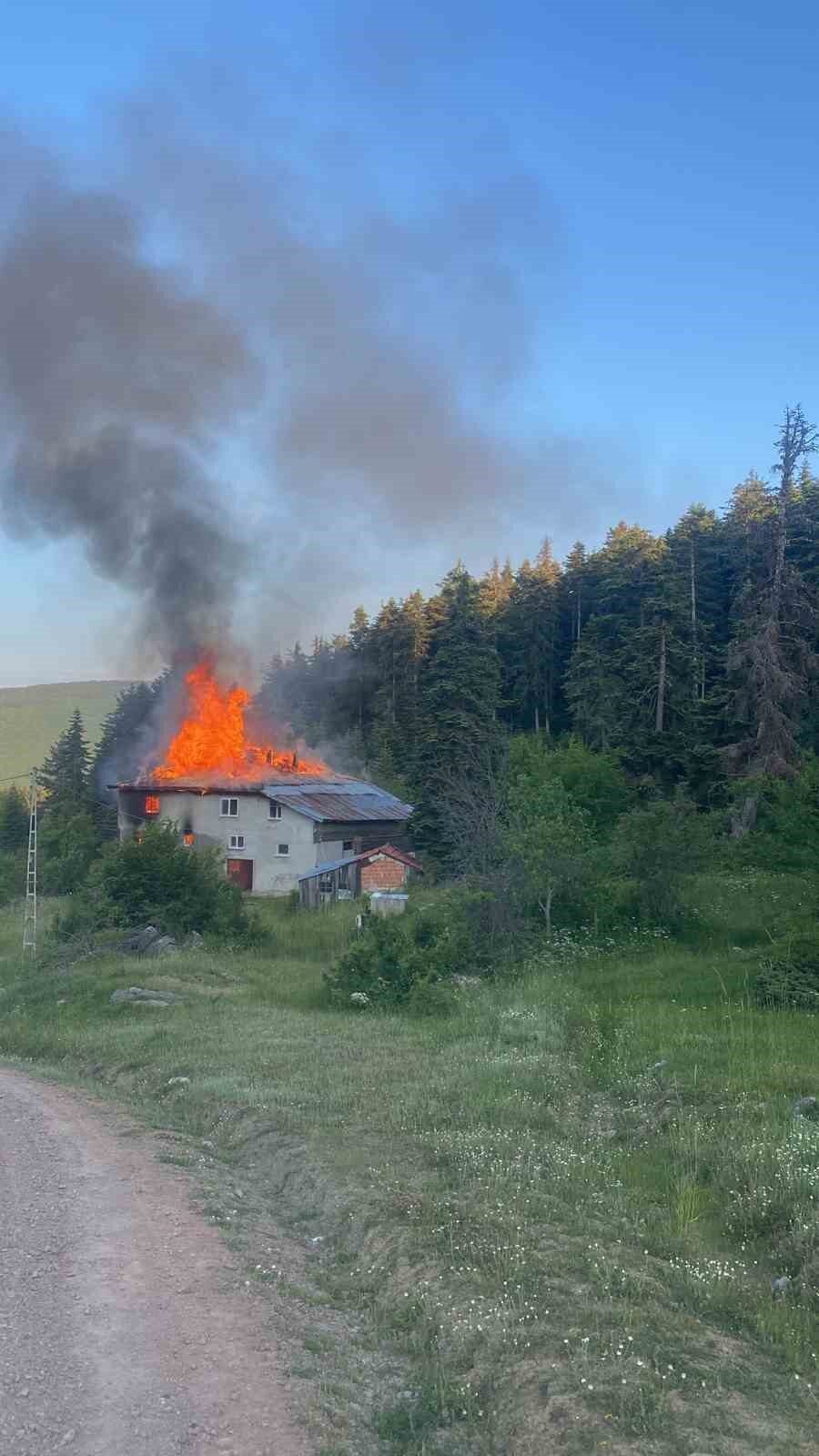 Alevlere teslim olan ev kullanılmaz hale geldi