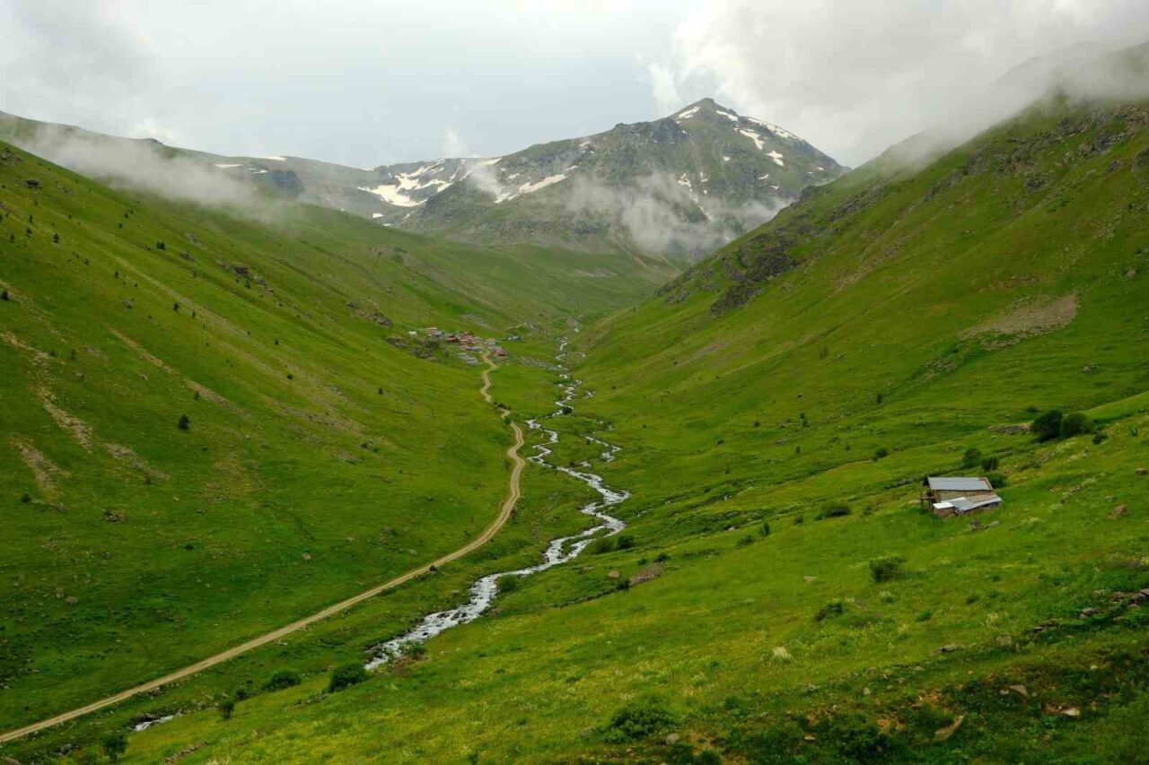 Alpleri andıran manzarasıyla Dulağa Yaylası büyülüyor