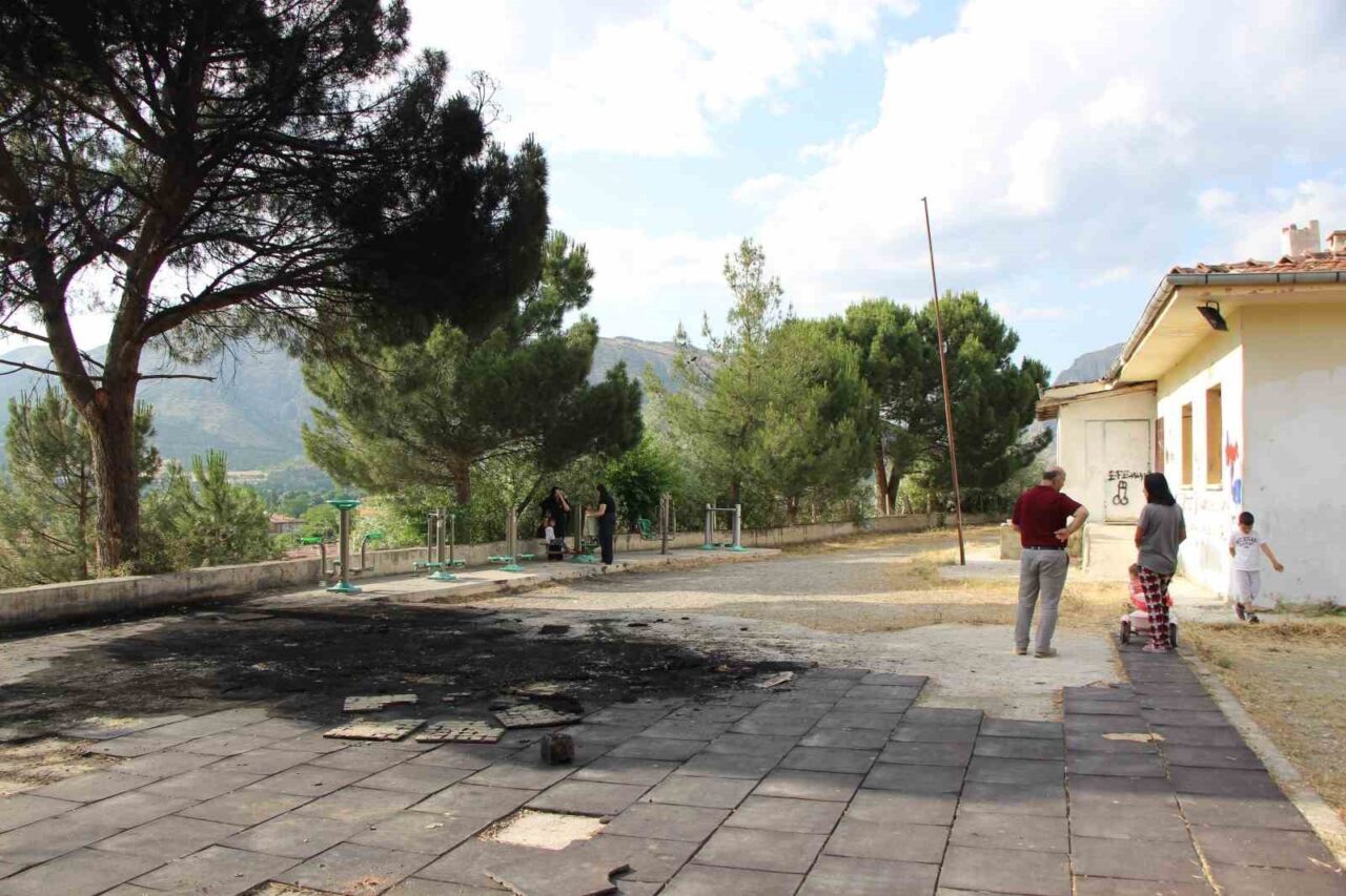 Amasya’da çocuk parkı alev alev yandı
