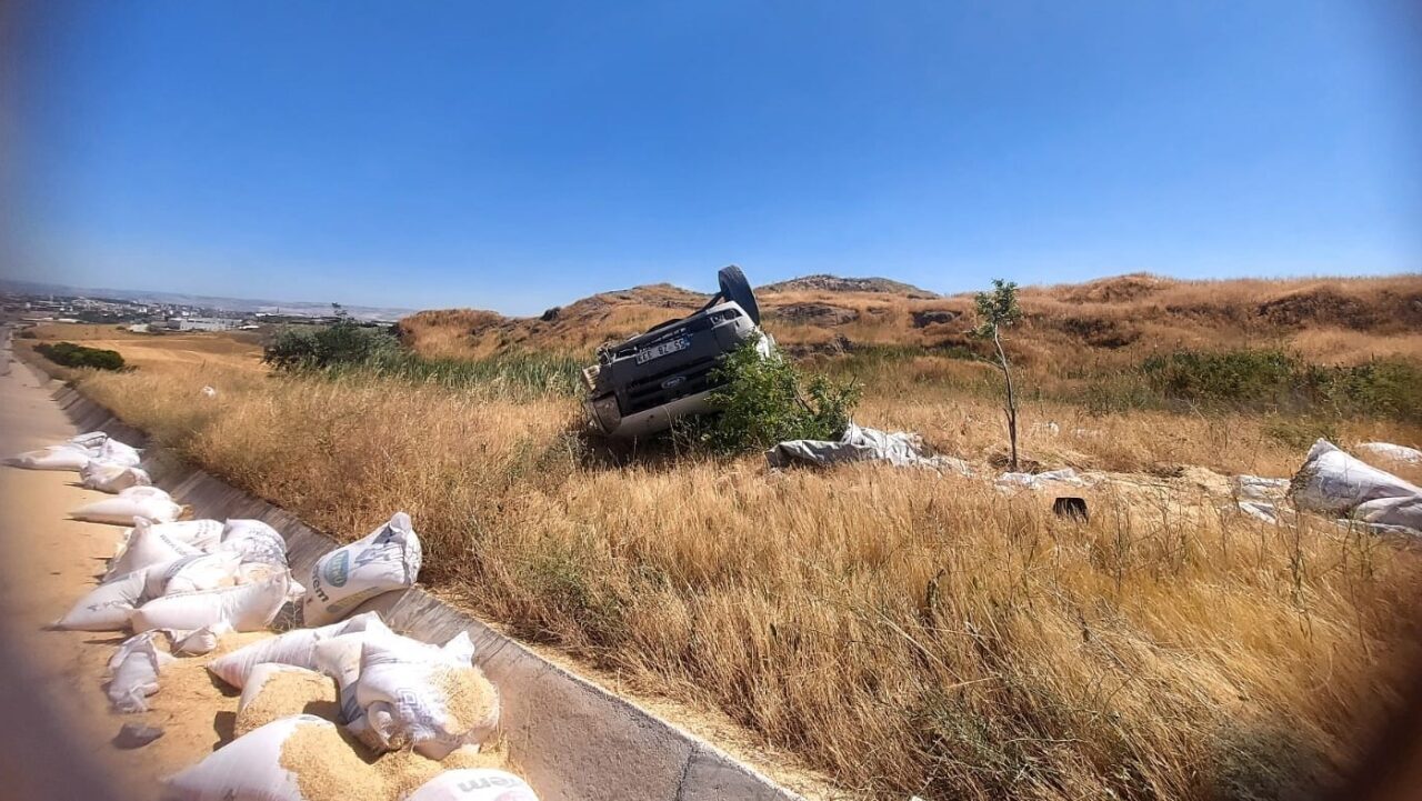 Amasya’da lastiği patlayan kepek yüklü kamyonet devrildi: 2 yaralı