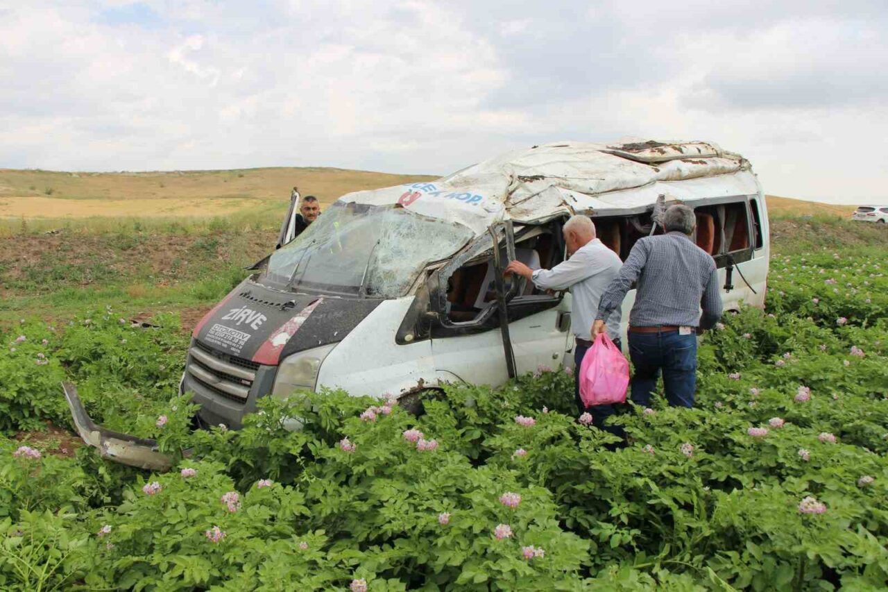 Amasya’da minibüs tarlaya uçtu: 1 ölü, 4 yaralı