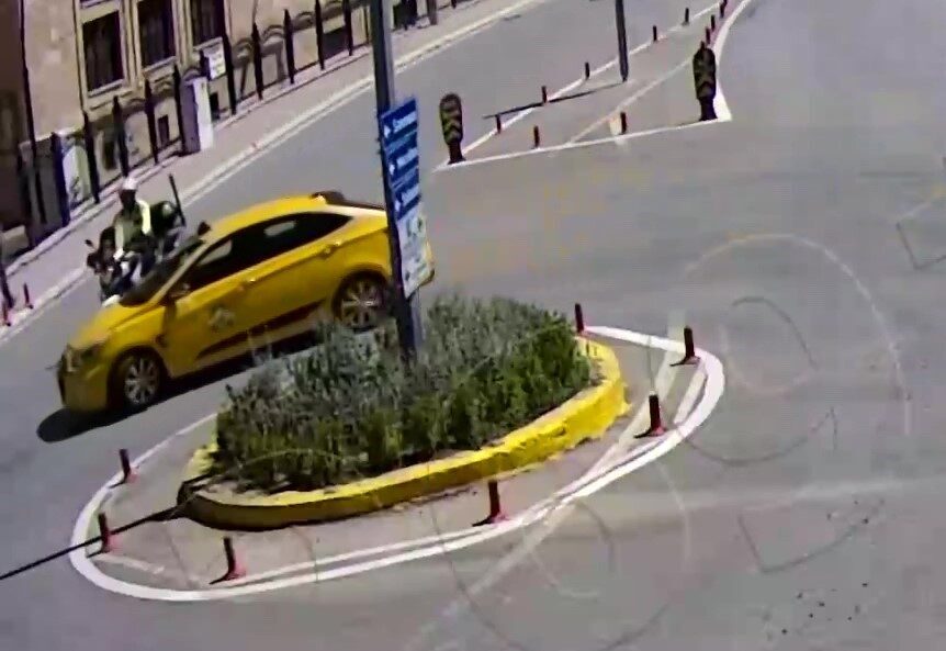 Amasya’da motosikletli polis ile ticari taksi çarpıştı: Kaza anı kamerada