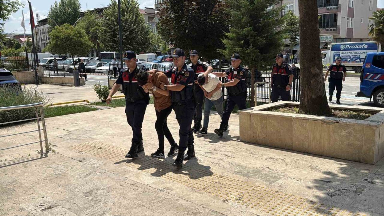 Amcalarının oğluna cinsel istismar iddiasıyla gözaltına alınan 2 kuzenden 1’i tutuklandı