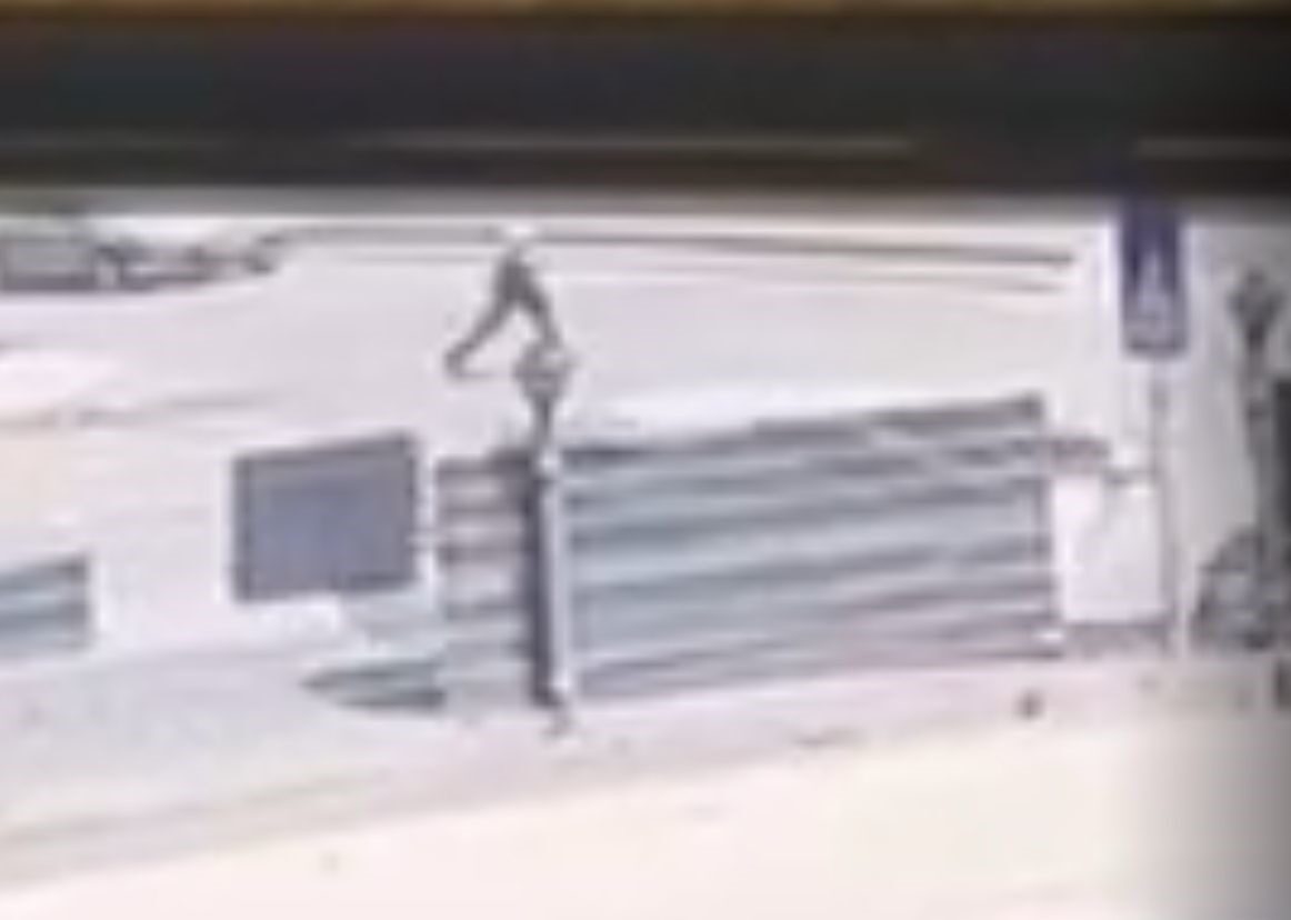 Aniden yola çıkan yaşlı adama otomobil çarptı