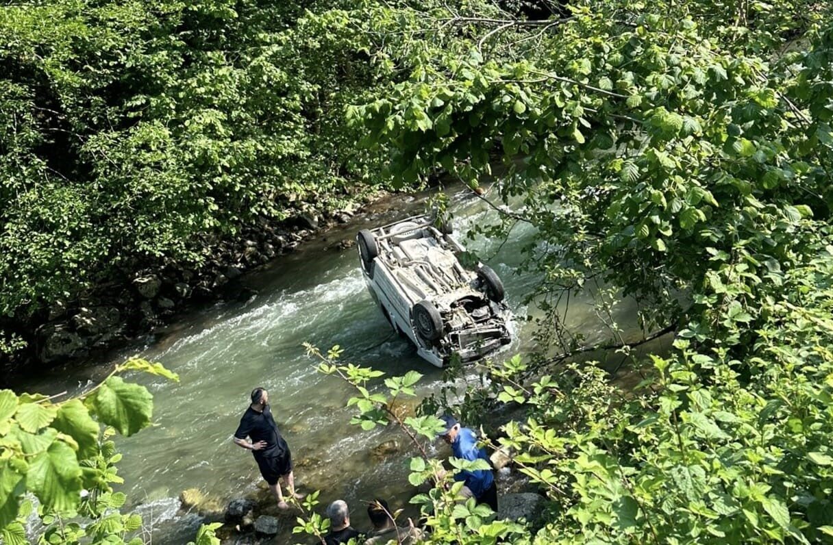 Araç dereye uçtu: 2 ölü, 1 yaralı