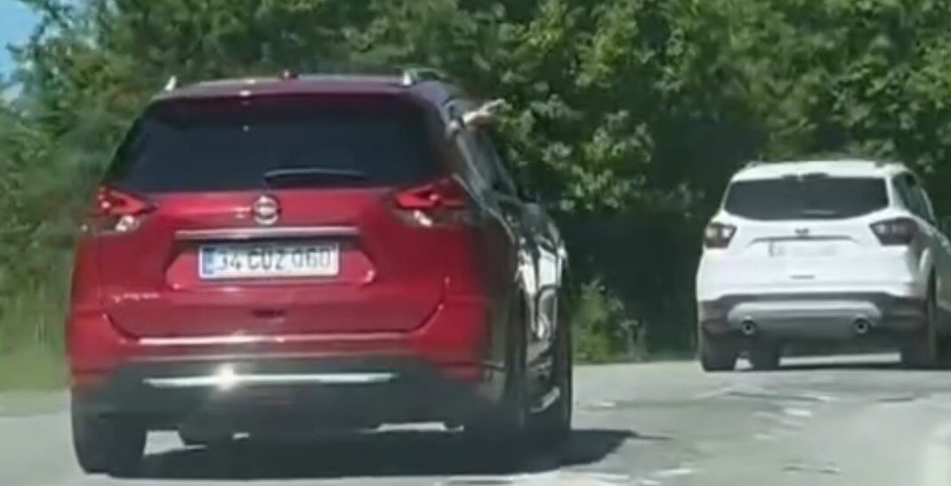 Aracından yola defalarca çöp atarken görüntülendi