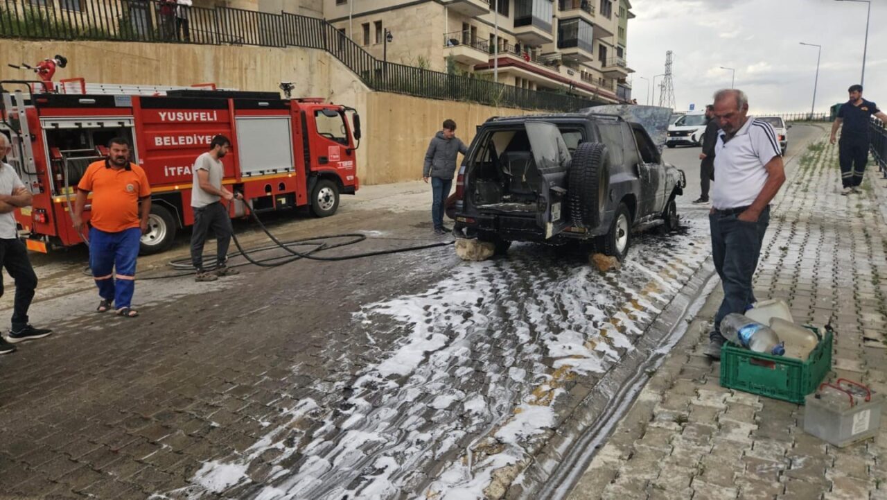 Artvin’de seyir halindeki otomobil alev alev yandı
