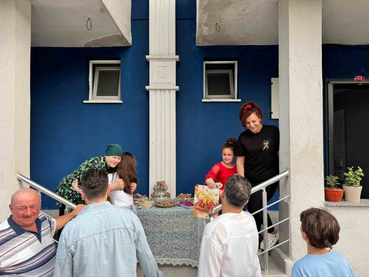 Atalarından gelen bayramlaşma geleneğinı bu yıl da sürdürdüler