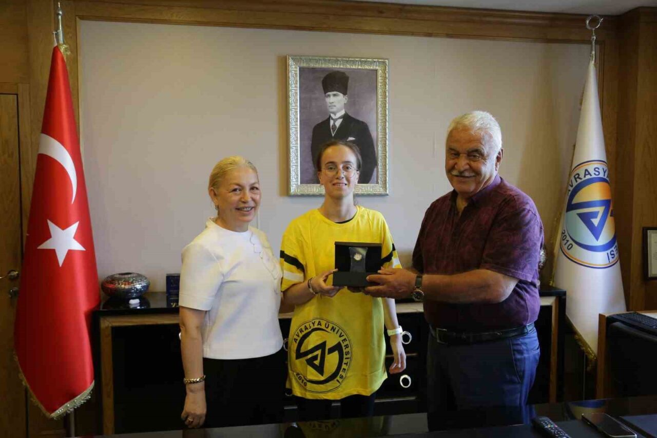 Avrasya Üniversitesi öğrencisi Bakü’den altın madalya ile döndü