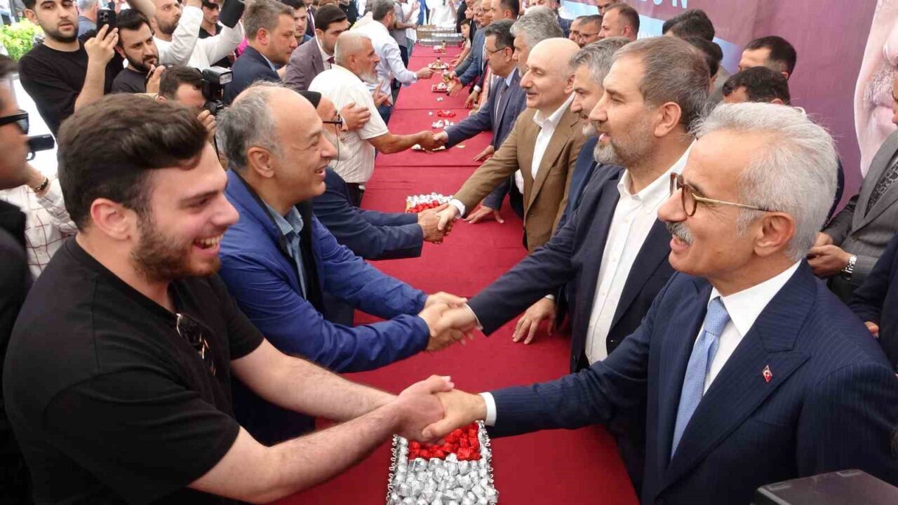 Bakan Uraloğlu, memleketi Trabzon’da bayramlaşma programına katıldı