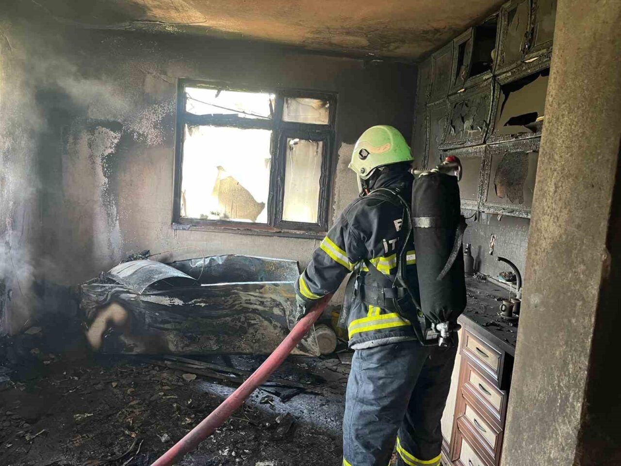 Balkonda başlayan yangın mutfağı kül etti