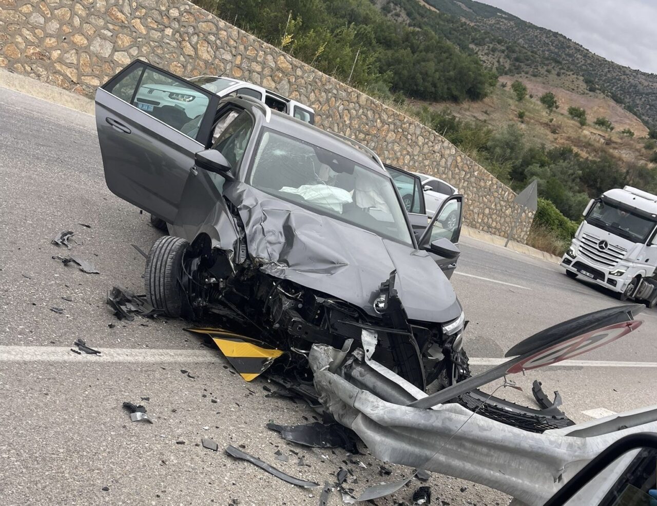 Bariyerlere çarpan otomobildeki 8 kişi yaralandı