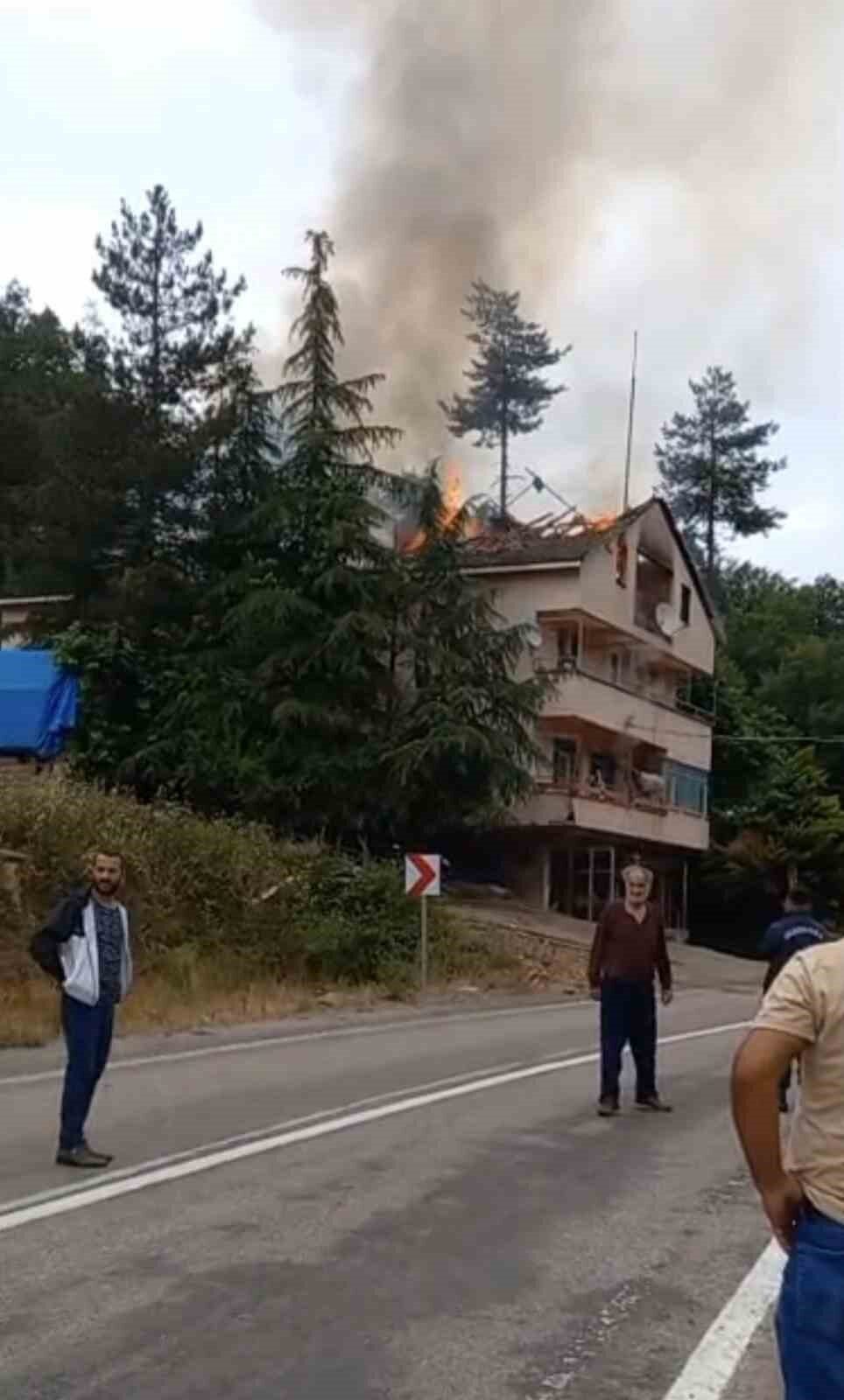 Bartın’da bir evin çatısından yükselen alevler korkuttu