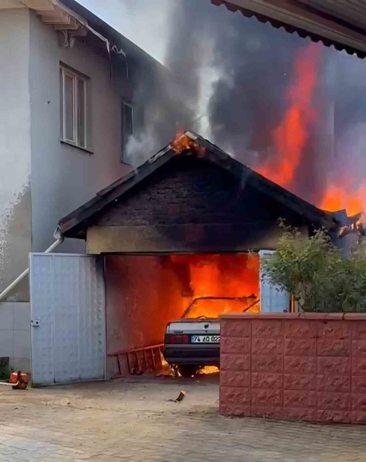 Bartın’da garaj ve içerisindeki otomobil alev alev yandı