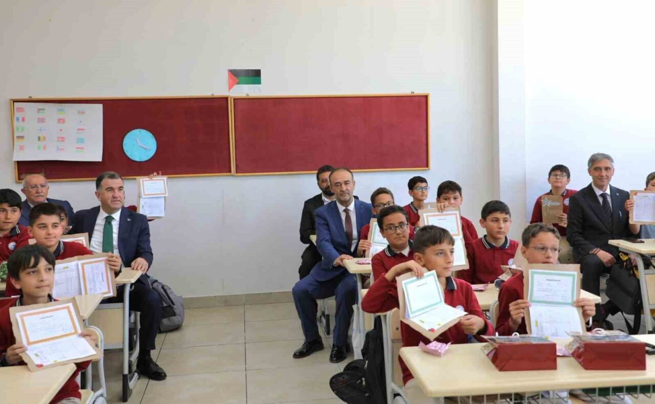 Bayburt’ta 14 bin 103 öğrenci karne sevinci yaşadı