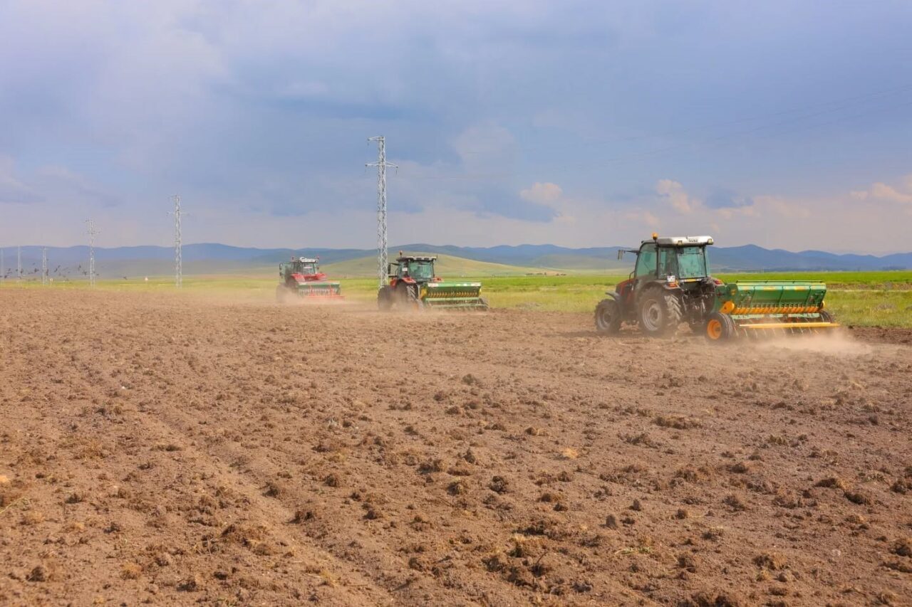 Bayburt’ta 300 dekar mera alanında ekim ve gübreleme çalışması yapıldı