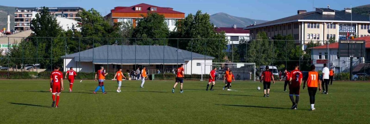 Bayburt’ta koruyucu babalar futbol turnuvasında bir araya geldi