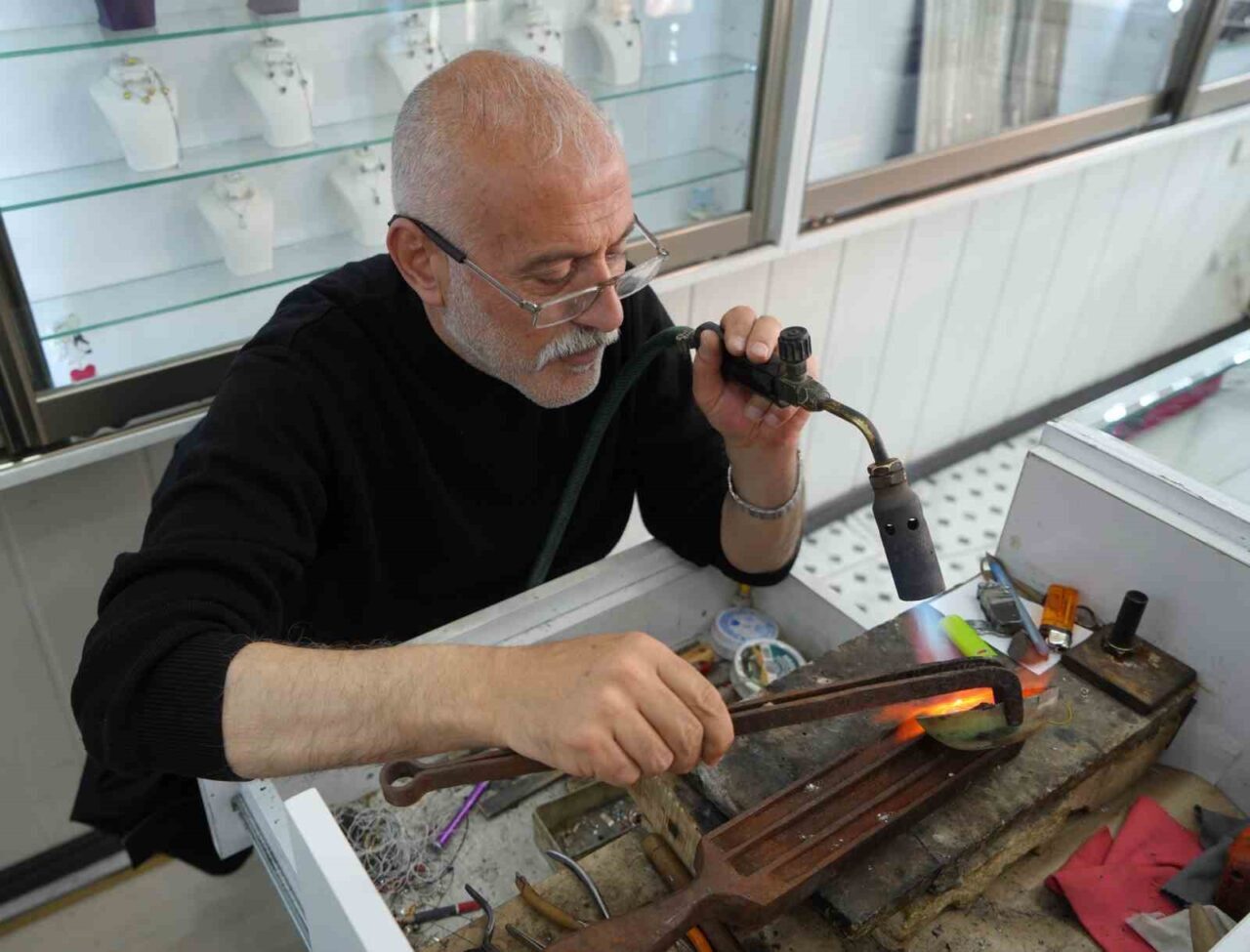 Bayburt’un tek gümüş işleme ustası babasından kalan mesleği çeyrek asrı aşkın zamandır sürdürüyor