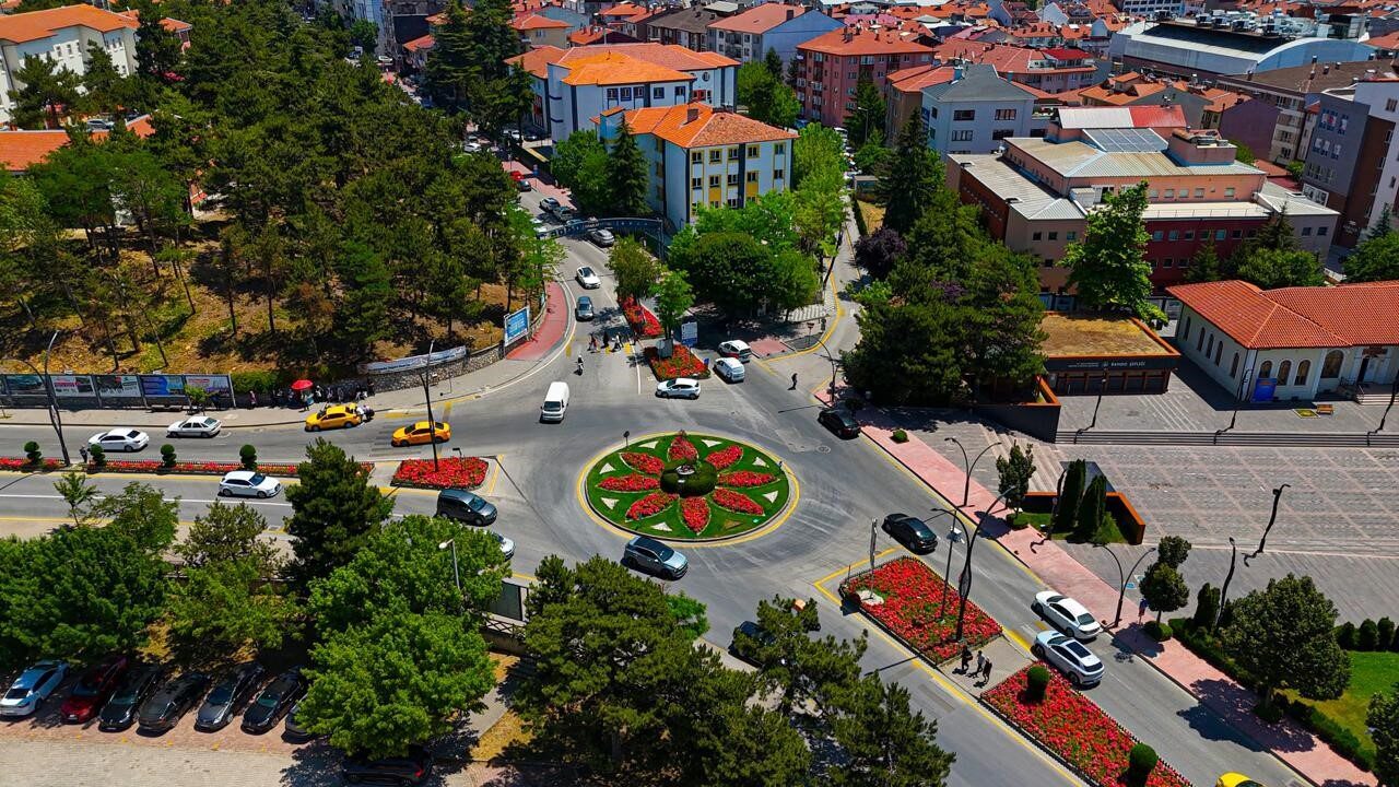 Bolu Belediyesi şehri gül bahçesine dönüştürdü: 561 bin gül ekildi