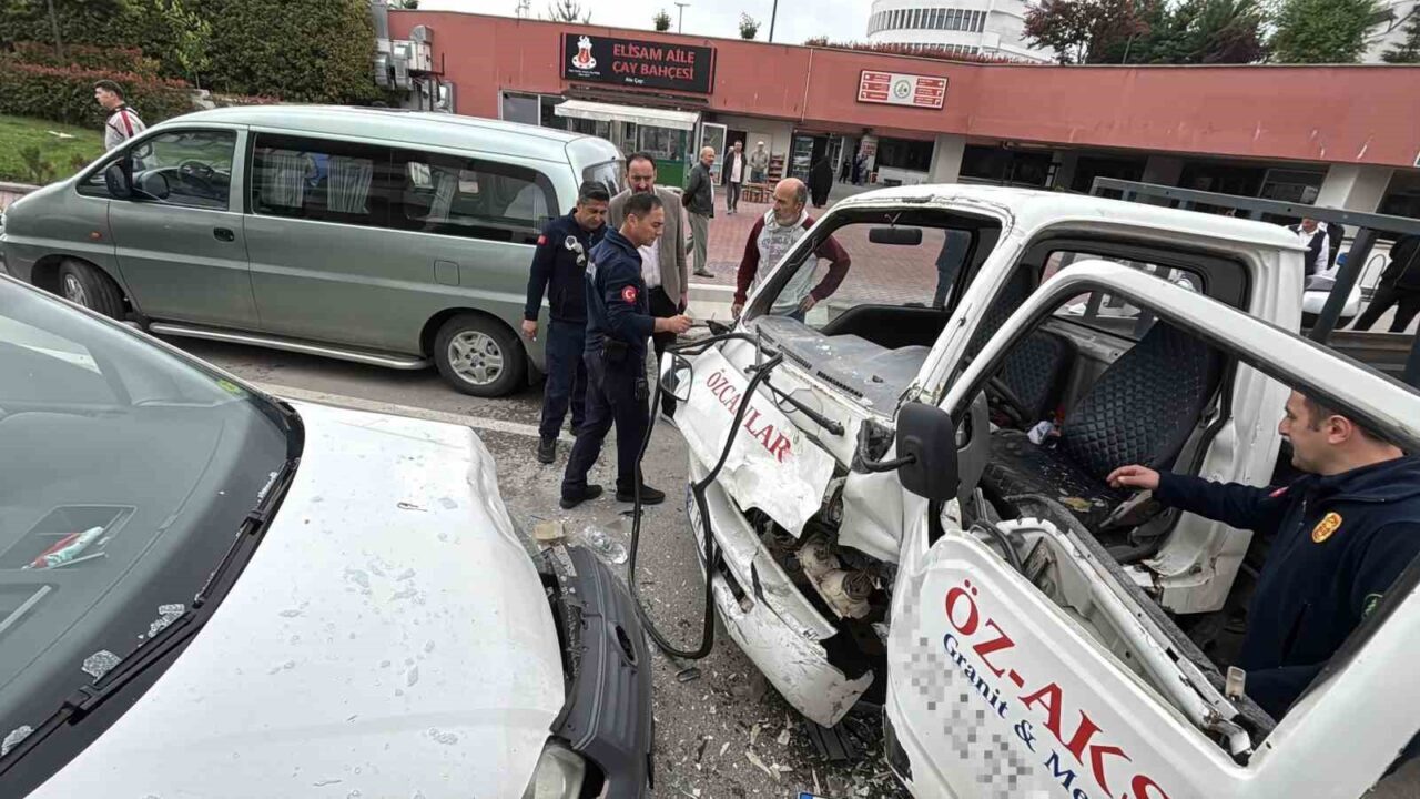 Bolu’da kafa kafaya çarpışan kamyonet ile hafif ticari araçtaki 3 kişi yaralandı