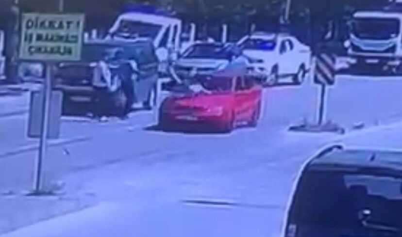 Bolu’da yola aniden çıkan 7 yaşındaki çocuğa otomobil çarptı: O anlar, güvenlik kamerasına yansıdı
