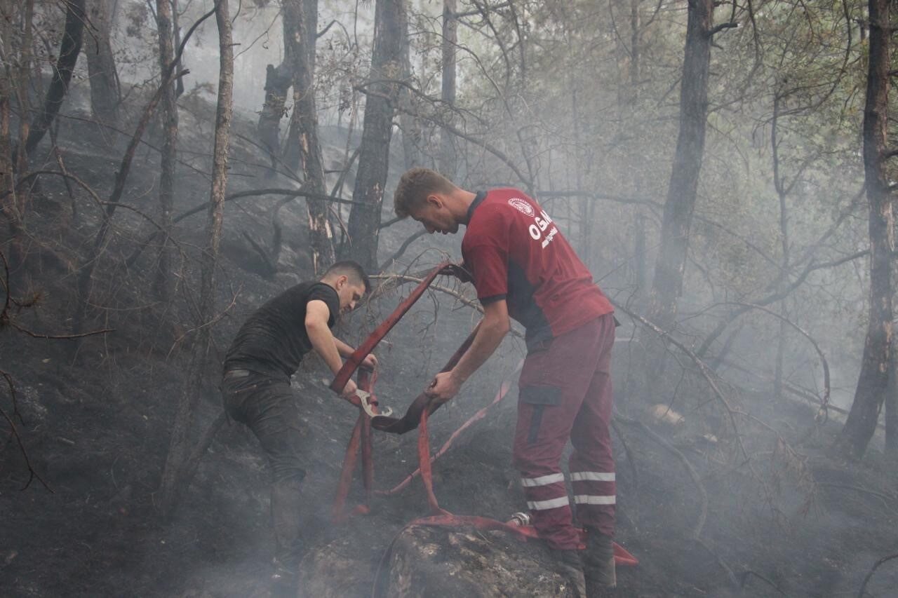 Bolu’daki orman yangını sürüyor: Ekipler ve köylüler seferber oldu