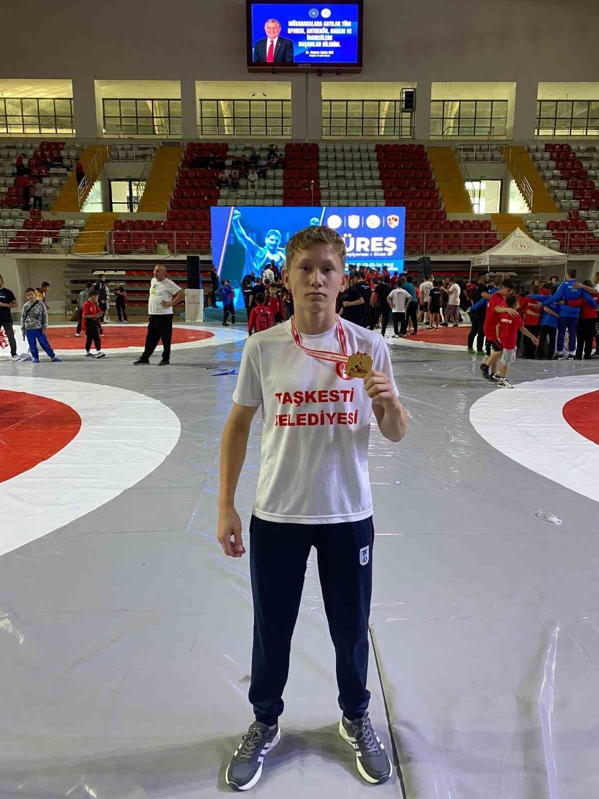 Bolulu güreşçi Ahmet Zeyd Özer Türkiye şampiyonu oldu